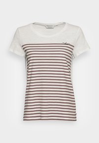 T-shirt a righe con maniche corte, in bianco e marrone, con scollatura a V e un piccolo dettaglio ricamato sulla parte superiore sinistra del petto.