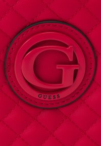 Guess Olkalaukku - red