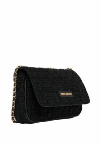 Zwarte gewatteerde handtas met een gouden kettingriem, voorzien van een gestructureerd oppervlak en een flapsluiting. Voorzien van een logo-accent aan de voorkant.