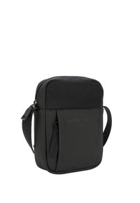Borsa a tracolla nera in nylon morbido, caratterizzata da un design strutturato, chiusura con zip, tracolla regolabile e dettagli con logo impresso.