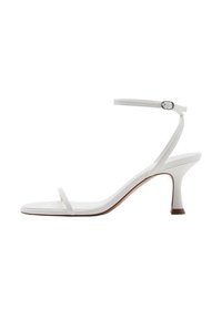 Białe sandały na obcasie z wąskim paskiem na kostce, otwartym czubkiem, w kształcie spiczastym oraz wyprofilowanym obcasem w kontrastującym ciemniejszym kolorze.