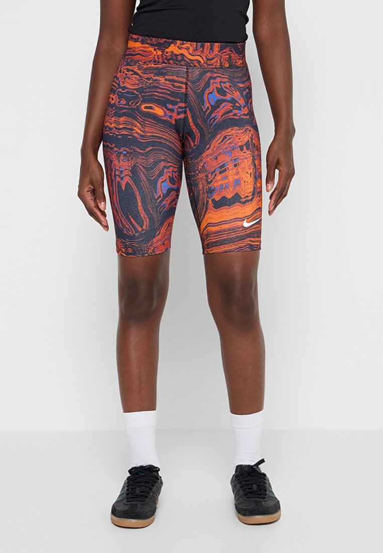 Bermudas de bicicleta de color negro, naranja y azul con un cinturón alto y un material ajustado y elástico. Presenta un pequeño logo blanco de Nike.