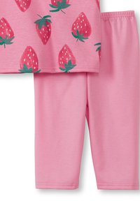 Rosa Baumwoll-Outfit mit einem kurzärmeligen Oberteil im Erdbeerdesign und passender Leggings mit elastischem Bund.