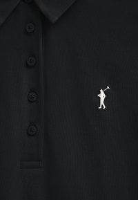 Polo negro hecho de tela texturizada que presenta un tapete de tres botones. Logotipo bordado en blanco notable de una persona con un palo de golf.