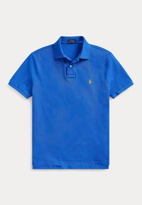 Polo bleu à manches courtes avec col et patte à deux boutons, présentant un petit logo jaune brodé sur la poitrine gauche.