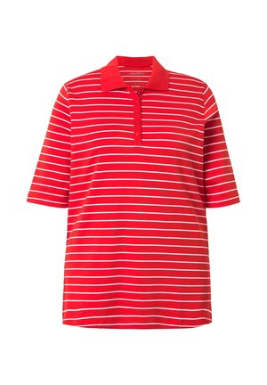 Czerwona koszulka polo z krótkim rękawem, białe poziome paski i plisa z pięcioma guzikami pod kołnierzykiem.