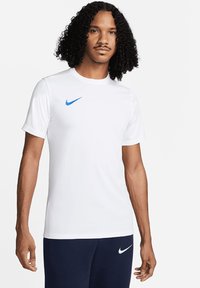 T-shirt sportivo bianco con il logo swoosh blu di Nike sul petto sinistro. Maniche corte e scollatura a girocollo, realizzato in un tessuto morbido.