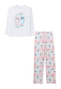 Wit pyjamashirt met lange mouwen en grafische print, gecombineerd met roze en blauwe geblokte broek met cartoonfiguren op een geruit achtergrond.