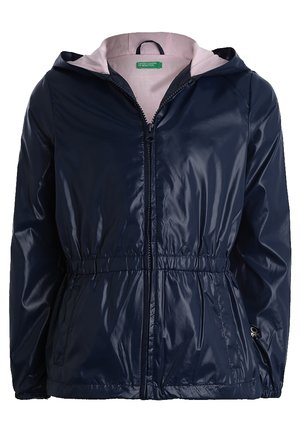 Veste à capuche pour femme bleu marine avec doublure rose, fermeture éclair frontale, taille élastique et poches latérales, fabriquée en matériau imperméable brillant.
