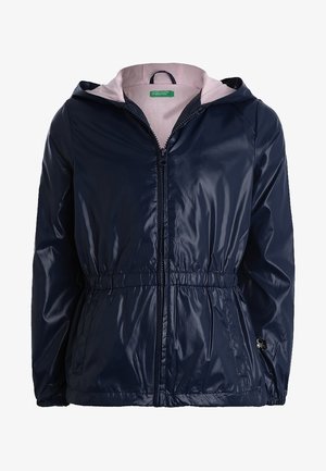 Chaqueta con capucha para mujer en azul marino con forro rosa, cremallera frontal, cintura elástica y bolsillos laterales, hecha de material impermeable y brillante.