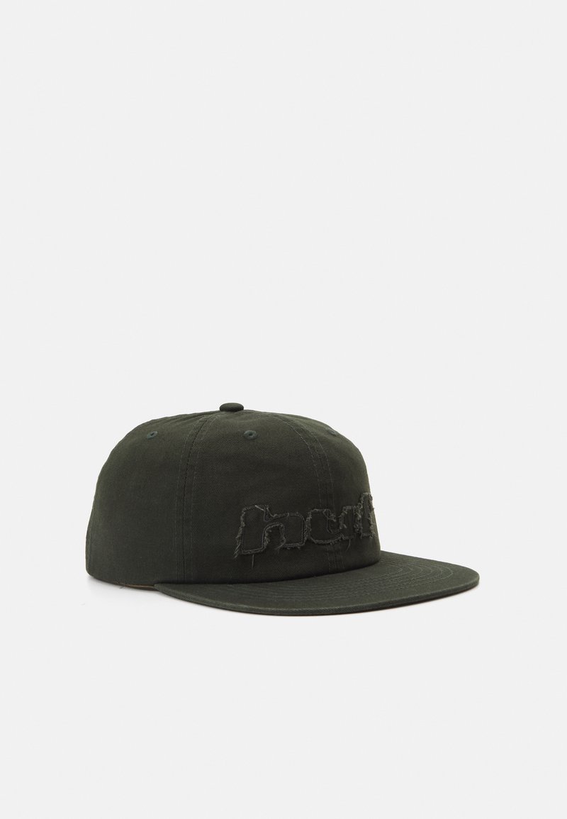 Căciulă de baseball din bumbac verde, cu o acoperire plată și un logo distorsionat. Prezintă detalii cusute și un design clasic cu șase panouri.