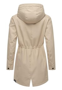 Beige waterdichte jas met een capuchon, een trekkoord in de taille en lange mouwen. Heeft een rugventilatie en een zachte, gladde textuur.