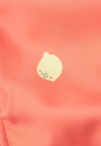 Koraalkleurige stof met een lichtgele afbeelding van een citroen met kleine zwarte stippen, die een gladde textuur toont.