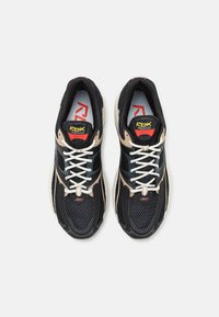 Reebok Classic PREMIER TRINITY  - Sportcipő - core black/chalk/dyna red