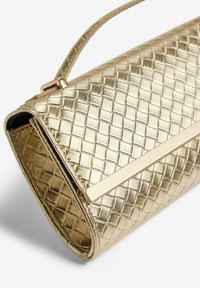 Clutch bag in oro intrecciato con una finitura testurizzata, caratterizzata da un accentuato accessorio in metallo dorato liscio nella parte anteriore. Forma rettangolare compatta.