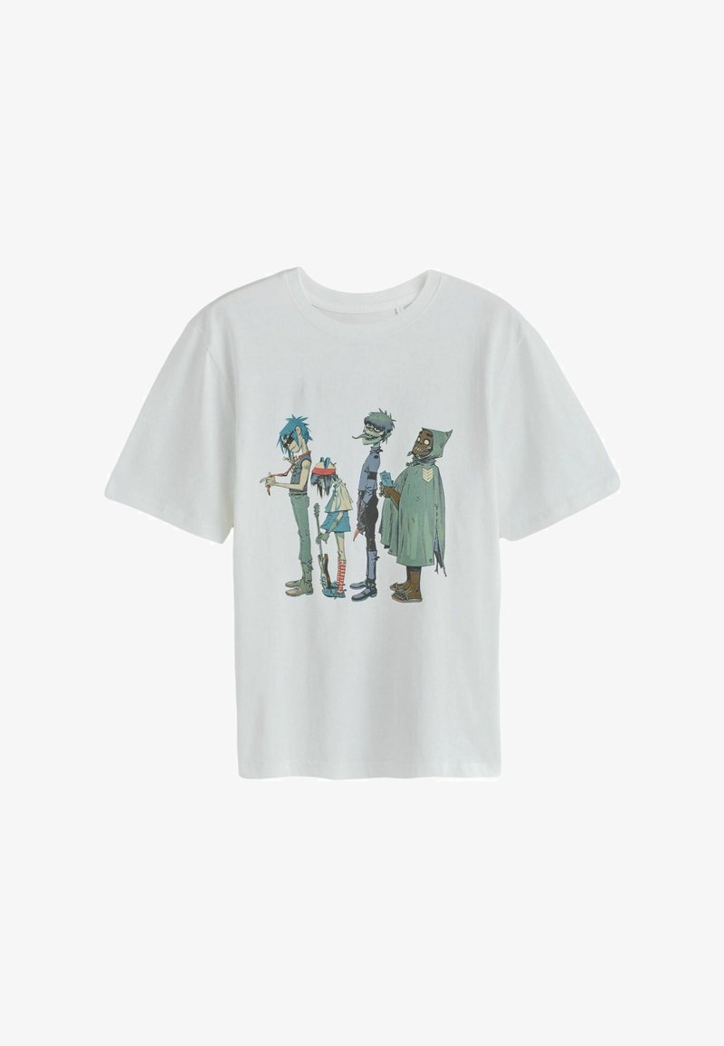 T-shirt blanc avec graphique de quatre personnages de dessin animé stylisés debout côte à côte, chacun avec des couleurs et tenues distinctes.