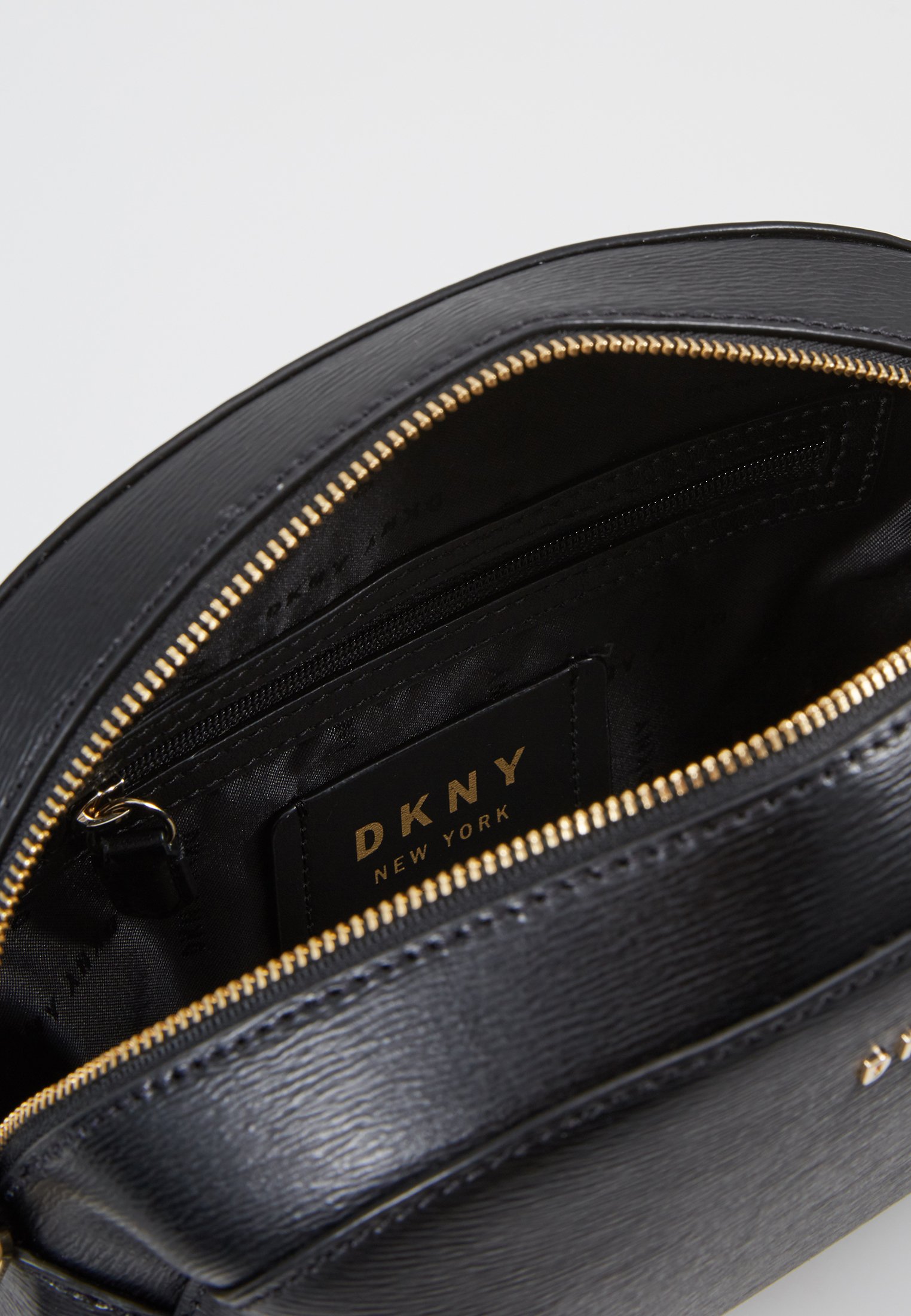 DKNY SUTTON DOME XBODY Skulderveske black Zalando.no DKNY SUTTON DOME XBODY Skulderveske black Zalando.no