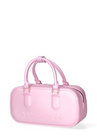 Sac à main rose, brillant, avec des bords arrondis. Présente des doubles poignées, du matériel doré et une fermeture éclair. "MARC ELLIS" embossé à l'avant.
