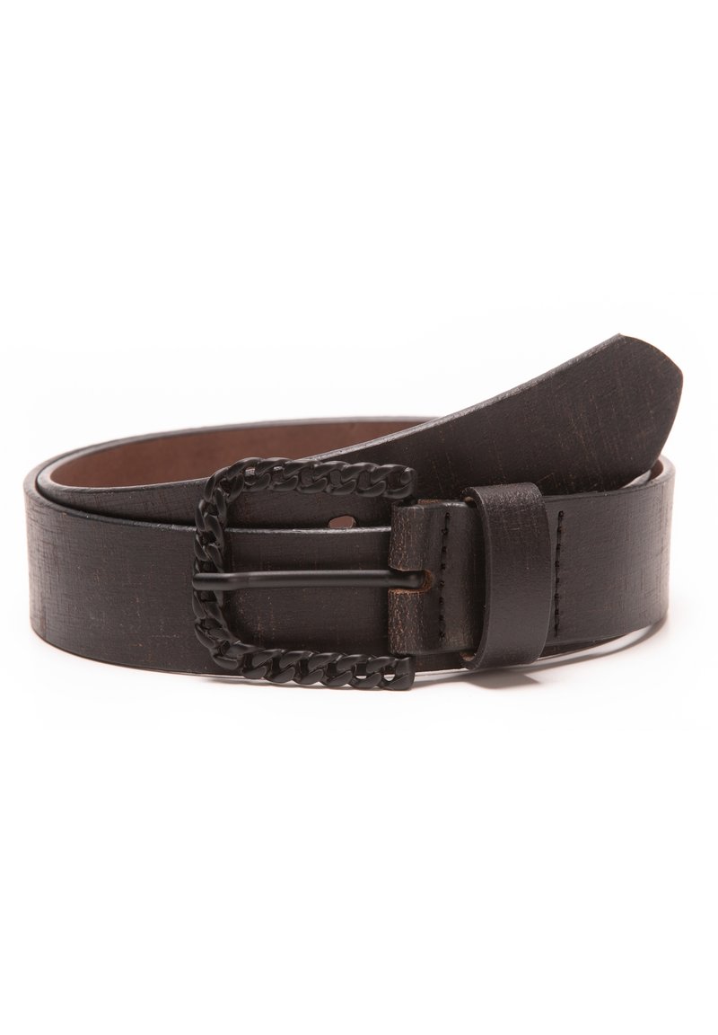 Zwarte leren riem met een gestructureerde afwerking, voorzien van een zwarte metalen gesp met een kettingaccent. De uiteinden zijn taps toelopend met een gladde rand.