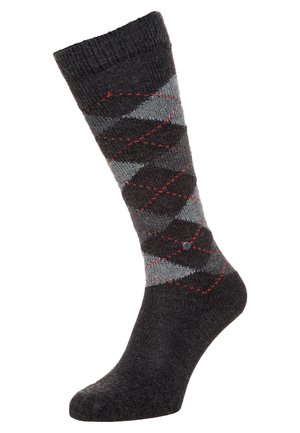 Calcetines argyle en tonos gris y negro con acentos rojos y tejido texturizado. Cuentan con un dobladillo acanalado y un detalle de logo en contraste en el costado.