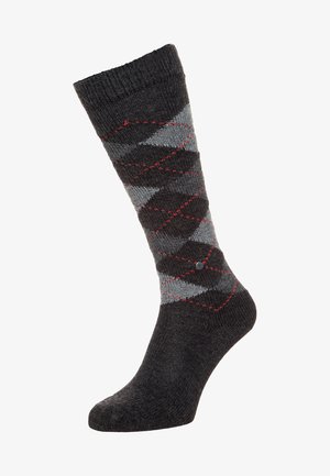 Calcetines argyle en tonos gris y negro con acentos rojos y tejido texturizado. Cuentan con un dobladillo acanalado y un detalle de logo en contraste en el costado.