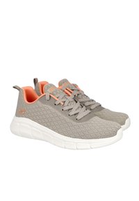 Zapatillas deportivas grises ligeras con parte superior de malla, detalles en naranja y suela acolchada blanca. Presentan cordones planos y un diseño texturizado.