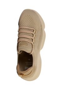 Sneaker beige in maglia con lacci elastici, punta tonda, suola ammortizzata e un tassello sul tallone. La soletta presenta il marchio "memory cushion".