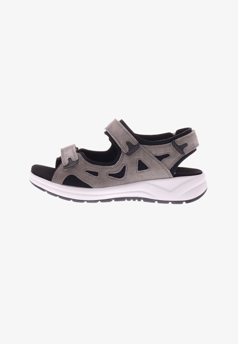 Grijze suède sandaal met uitgesneden ontwerpen, dubbele klittenbandsluitingen en een witte zool met zwarte loopzool voor grip. Open achterkant voor ademend vermogen.