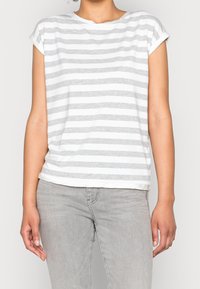 Grijs en wit gestreept t-shirt met een ronde halslijn en opgerolde korte mouwen, gemaakt van een lichtgewicht stof. Gecombineerd met lichtgrijze jeans.