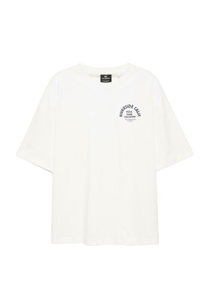 Biele tričko s krátkym rukávom a okrúhlym výstrihom s čiernym textom "Riverside Calif Full Time Vacation" na hornej ľavej strane hrudníka.