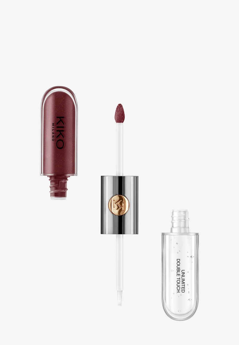 Aplicador de gloss de labios bicolor con punta burdeos y tapa plateada, flanqueado por envases de gloss burdeos y transparente etiquetados con KIKO MILANO y UNLIMITED DOUBLE TOUCH.
