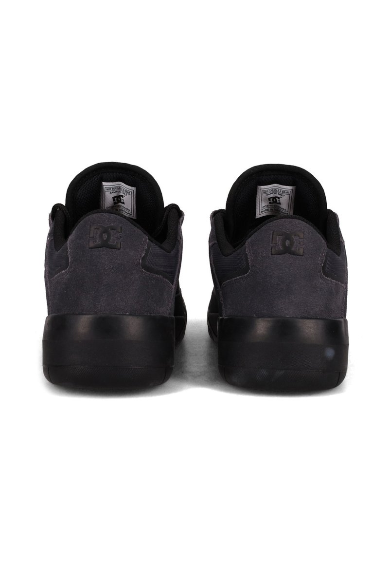 Czarno-szare zamszowe buty do skate'u z gumową podeszwą, z wyściełanym kołnierzem, sznurowanym fasonem oraz wytłoczonym logo na pięcie.
