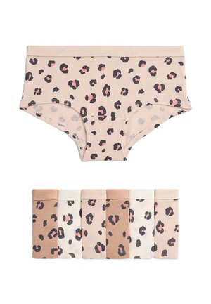 Kobiece majtki hipster w panterkę w odcieniach beżu, różu i bieli, pokazane złożone oraz jedna para rozłożona na białym tle.
