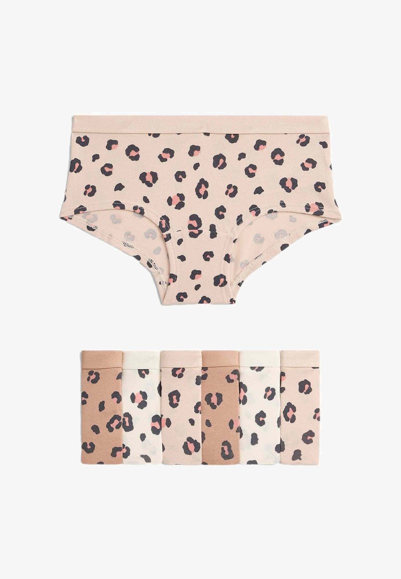 Sous-vêtements hipster pour femmes avec imprimé léopard dans des tons beige, rose et blanc, présentés pliés avec une paire dépliée sur fond blanc.