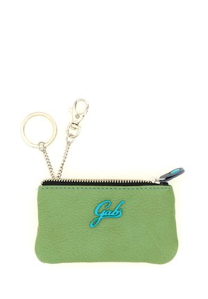 Bustina verde con texture e zip, logo blu "Gabs" e portachiavi metallico con moschettone su catena argento.
