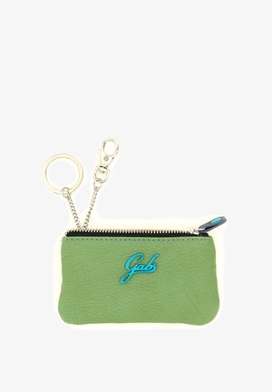 Bustina verde con texture e zip, logo blu "Gabs" e portachiavi metallico con moschettone su catena argento.