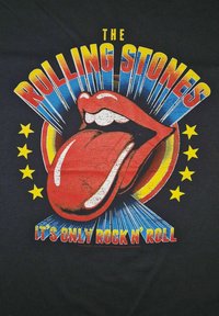 Rød tunge og læber logo med gule stjerner, blå stråler, og teksten "The Rolling Stones" samt "It's Only Rock N' Roll" på sort baggrund.