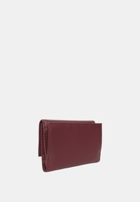 Portafoglio in pelle bordeaux con finitura testurizzata, design compatto e forma rettangolare, caratterizzato da cuciture visibili e senza accenti in metallo.
