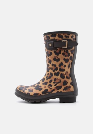 Regnstøvle til midt på læggen med leopardprint, sort sål og justerbar sort rem med guldlås på siden.