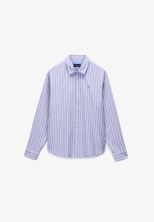 Hellblau und weiß gestreifte Button-Down-Hemd, langärmlig, mit Kragen, versehen mit einem dezenten Logo und abgerundetem Saum. Strukturierter Stoff.