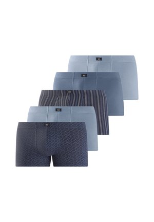 Männlicher Torso, der dunkelblaue, eng anliegende Boxer-Shorts mit "H.I.S"-Label am Bund trägt, auf Höhe der Mitte des Oberschenkels beschnitten, schlichter heller Hintergrund.
