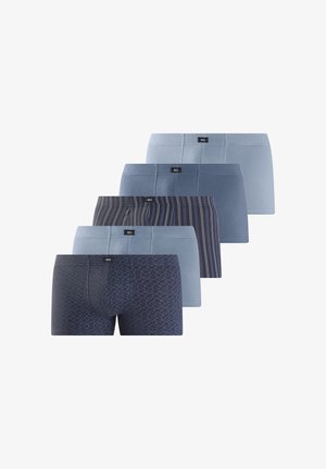 Männlicher Torso, der dunkelblaue, eng anliegende Boxer-Shorts mit "H.I.S"-Label am Bund trägt, auf Höhe der Mitte des Oberschenkels beschnitten, schlichter heller Hintergrund.