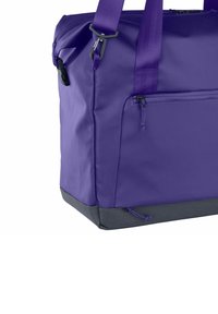 Borsa tote in tessuto viola con forma strutturata, tasca frontale con zip e fondo grigio texturizzato per maggiore durata. Include spallacci regolabili.