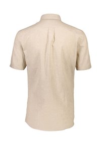 Camicia beige a maniche corte realizzata in tessuto leggero, con colletto classico e piega centrale sul retro per un tocco di dettaglio in più.