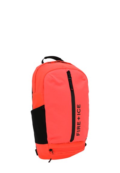 Zaino neon arancione con dettagli neri, design arrotondato, tasca con zip frontale, tasca laterale in rete e manico superiore per il trasporto.