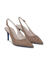 Décolleté beige con punta affilata, design con ritagli, dettagli blu sul tacco e spalline sottili con fibbie color oro. Texture liscia.