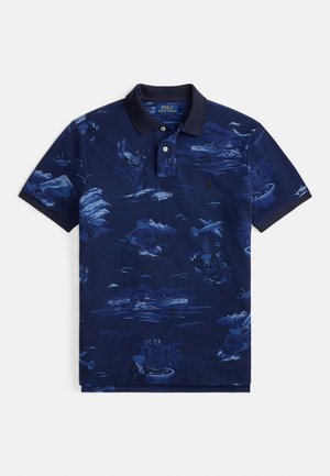 Tamsiai mėlynas polo marškinėliai trumpomis rankovėmis ir apykakle, su grafiniu jūrinės tematikos piešiniu įvairių mėlynų atspalvių.