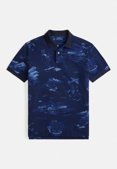 Tamsiai mėlynas polo marškinėliai trumpomis rankovėmis ir apykakle, su grafiniu jūrinės tematikos piešiniu įvairių mėlynų atspalvių.