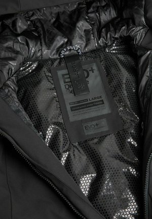 Czarna kurtka wewnętrzna z błyszczącą podszewką w gwiazdy; posiada metkę z napisem "EVO+" oraz rozmiarem "L". Ogólny elegancki design i tekstura.