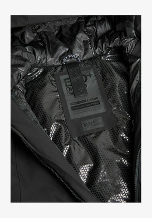 Czarna kurtka wewnętrzna z błyszczącą podszewką w gwiazdy; posiada metkę z napisem "EVO+" oraz rozmiarem "L". Ogólny elegancki design i tekstura.